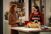 Sheila (Swoosie Kurtz, l.); Kat (Mayim Bialik, r.)