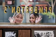 Sophie (Hilary Duff, l.); Valentina (Francia Raisa, r.)