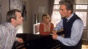 Schmidt (Walter Sittler, re.) führt seinen neuen Flügel vor. Tim (Oliver Reinhard) ist begeistert und Nikola (Mariele Millowitsch) kann nur schmunzeln über Schmidts Aufschneiderei...