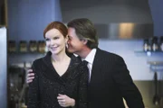 Orson (Kyle MacLachlan, r.) ist glücklich, da Bree (Marcia Cross, l.) ihre Firma verkaufen will. Doch an Ende kommt alles ganz anderes ...