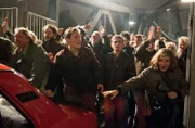 Grenzöffnung Bornholmer Strasse: Martin (Florian Lukas, M.r.) und Roman (Ferdinand Lehmann, M.l.) erleben die Nacht vom 9. auf den 10. November 1989 wie in Trance.