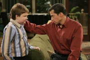 Alan (Jon Cryer, r.) versucht seinem Sohn Jake (Angus T. Jones, l.) zu erklären, dass Alkohol keine Lösung ist ...