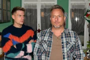 Moritz (Lennart Borchert, l.) bedauert, was er von Michael "Michi" (Lars Pape) gehört hat.