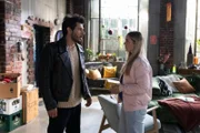 Valea (Antonia Kolano) hält ihren Vater Matteo (Riccardo Angelini) bemüht auf Distanz.