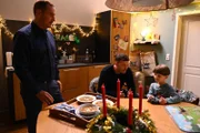 Ben (Jörg Rohde, M.) bringt es nicht über sich, Nils (r.) die Wahrheit zu sagen. Links Richard (Silvan-Pierre Leirich).