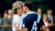 Prinz Charles, der Prinz von Wales, küsst Prinzessin Diana bei der Preisverleihung nach einem Polospiel in Cirencester.
