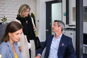 Patrizia (Miriam Lahnstein) hört unzufrieden, dass Benedikt (Jens Hajek) sie für seinen Deal instrumentalisiert. Links Tamara Fernandez (Julia Kathinka Philippi)