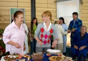 Charlotte Gaus (Ursula Karusseit, links) hat für die Patienten und Besucher der Sachsenklinik ein Weihnachtsbuffet eingerichtet.