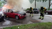 In München-Milbertshofen löscht Feuerwehrmann Enrico Horntrich einen brennenden Mercedes