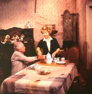 L-R: Oma Köpcke (Agnes Windeck), Käthe Scholz (Inge Meysel)