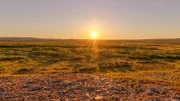 Nördlich des Polarkreises steht die Mitternachtssonne 24 Stunden am Tag über dem Horizont.