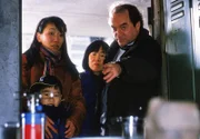 Kittler (Egon Hofmann) will seine ungeliebte thailändische Freundin (Young Shim Kim) und ihre Familie in einem Baucontainer unterbringen.