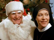 Bürgermeister Wöller (Fritz Wepper) überrascht Schwester Hanna (Janina Hartwig) mit seinem Auftritt als Nikolaus.