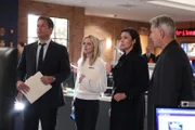 L-R: Anthony DiNozzo (Michael Weatherly), Ellie Bishop (Emily Wickersham), CIA Officer Joanna Teague (Mimi Rogers) und Gibbs (Mark Harmon)
