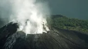 Der Anak Krakatau (‚Kind des Krakatau’) zählt zu den aktivsten Vulkanen der Erde. West Java, Indonesien
