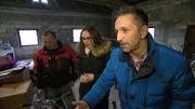 Experte Mauro Corradino (re.) mit Angelina und Herbert (li.) bei der Begehung der Trödel-Scheune