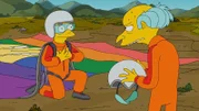 Während Lisa bei einer Schulaufführung von "Casablanca" mitspielt, ist Smithers (l.) frustriert, weil er bei Burns (r.) nicht landen kann ...
