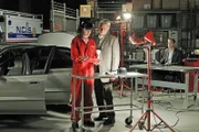 Versuchen einen neuen Fall zu lösen: Gibbs (Mark Harmon, M.), Abby (Pauley Perette, l.) und McGee (Sean Murray, r.) ...