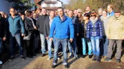 Mauro Corradino (Mitte) mit Interessenten für den Hausflohmarkt
