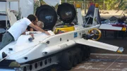 Techniker überprüfen den Super Aviator.