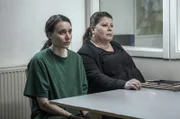 Jenni (Josefine Asplund, li.) und ihre Anwältin bei der Vernehmung.