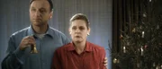 Erste Version: Vater Bernhard (Frank Voß) und Mutter Brigitte (Tina Eschmann) läuten zur Bescherung.