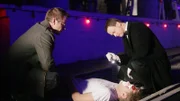 Starb der U-Bahn-Surfer durch eigenes Verschulden oder wurde nachgeholfen? Detective Messer (Carmine Giovinazzo, l.) und Detective Taylor (Gary Sinise) ermitteln.