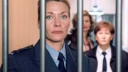 Eva Baal (Karen Böhne, li.) schliesst ein letztes mal das Gitter hinter sich und verlässt in Begleitung der neuen Gefängnisdirektorin Jutta Adler (Claudia Loerding, re.) und Staatssekretärin Kaltenbach (Franziska Matthus) die Mauern von Reutlitz.