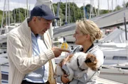 Anna bringt den Hund des Yachtbesitzers zurück und kommt mit diesem ins Gespräch.