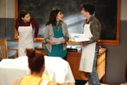"The Middle", "Der Kurs fürs Leben." Axl ist frustiert, als er feststellt, dass er und Sue denselben Lebenskunde-Kurs besuchen. Zu allem Übel müssen die beiden auch eine gemeinsame Arbeit gestalten. Axl hat jedoch kein Interesse an einer guten Note, was für Sue eine mittlere Katastrophe darstellt. Brick soll laut Schulpsychologen endlich Freunde in seinem Alter finden. Im Bild (v.li.): Eden Sher (Sue Heck), Gina Hecht (Ms. Schaefer), Charlie McDermott (Axl Heck).