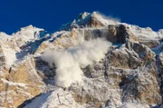 Lawinen sind eine ständige Bedrohung im Gebirge.
