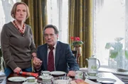 Hochzeitstag von Marlene (Ruth Reinecke, l.) und Hans Kupfer (Uwe Kockisch, r.). Marlene geht es gesundheitlich nicht gut, sie nimmt heimlich Tabletten.
