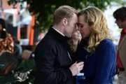 Joan Millar (Jessica Marais, l.); Lawrence Faber (Ronan Keating, r.)