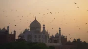 Je nach Licht erstrahlt der Taj Mahal in unterschiedlichen Farben. Dafür sorgt seine Fassade aus Makrana-Marmor, der aufgrund seiner Beschaffenheit Licht auf besondere Weise reflektiert.
