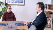 Hanno Settele (r.) trifft Jan Equiluz. Auf den ersten Blick merkt man ihm seine Krankheit nicht an, doch wegen ME/CFS kann der Wiener seinen Alltag nicht mehr alleine meistern.