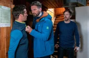 Die Tiroler Bergführer, insbesondere Chris Brunner (Franz Xaver Brückner, l.) wollen nicht mit Gregor Blanz (Nicholas Reinke, r.) arbeiten. Die Angespanntheit zwischen Chris und Gregor endet in einer Rangelei, Hendrik Gruber (Simon Böer, M.) muss dazwischen gehen.