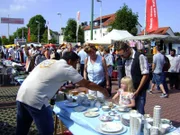 Sükrü (li.) auf dem Flohmarkt. Wie hoch wird der Umsatz für die Familie sein?