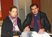 Leon (Daniel Fehlow) wartet mit Verena (Susan Sideropoulos) angespannt auf die Ergebnisse seiner Untersuchung.