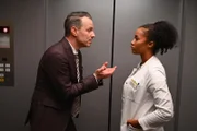 Kilian (Marc Dumitru) erfährt beunruhigt, dass Imani (Féréba Koné) die Markteinführung stoppen will.