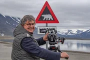 Thomas Junker im Reich der Eisbären – sie sind nicht nur auf Svalbard, sondern auch im hohen Norden Kanadas ständig Begleiter, vor denen man sich in Acht nehmen sollte. (Foto ist für alle Folgen nutzbar)