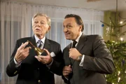 Bernhards (Frank Voß, rechts) Schwiegervater (Uwe Friedrichsen) findet die Bescherungsglocke einfach nur albern.