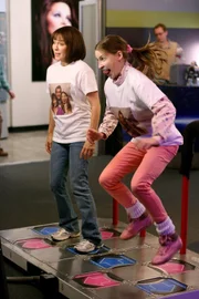 Sue (Eden Sher, r.), Axl und Brick freuen sich, dass jeder von ihnen mit ihren Eltern Frankie (Patricia Heaton, l.) und Mike einen Tag allein verbringen darf. Sue nutzt die Gelegenheit und überlegt sich nicht nur eine, sondern gleich 17 verschiedene Aktivitäten ...