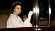Königin Elizabeth II. (1926–2022) winkt während eines Staatsbesuchs in den Niederlanden vom 25. bis 27. März 1958 aus einer Limousine.