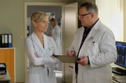 Hans-Peter Brenner (Michael Trischan) fragt Dr. Kathrin Globisch (Andrea Kathrin Loewig) nach alternativen Behandlungen der Nebenwirkung für die Medikamentierung seiner Mutter. Kathrin wäre ihm natürlich behilflich, bittet ihn aber dennoch, zu überdenken, ob eine Behandlung überhaupt sinnvoll ist.