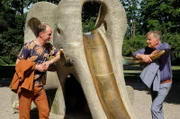 Achim Kreutzer (Holger Daemgen, li.) zeigt seinem Freund Roland Heilmann (Thomas Rühmann, re.), wo er früher als Kind viele glückliche Stunden mit Charlotte verbracht hat. Endlich finden die beiden mal wieder Zeit, ihre Freundschaft zu genießen.