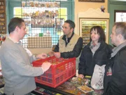 Mauro (2.v.li.) gibt sein Bestes, um das Sammelsurium von Andreas zu Geld zu machen...