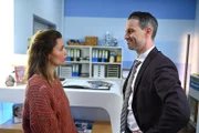 Kilian (Marc Dumitru) freut sich auf seinen bevorstehenden Geldsegen. Links Nathalie (Amrei Haardt)