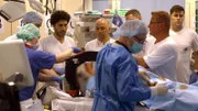 In der Notaufnahme des Unfallkrankenhauses Berlin-Marzahn kämpft das Team um Oberarzt Dr. Hans-Joachim Janssen um das Leben eines Patienten.