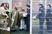 Kittler (Egon Hofmann, 3.v.re.) muss den streikenden Frauen (v.li. Tina Baumann, Carrie-Anne Hampel, Christiane Reiff, Christine Schuberth) Suppe bringen und wird dafür noch verhöhnt...(re. Komparsen)
