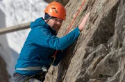 Bergführer Gregor Blanz (Nicholas Reinke) beim Klettertraining. Seine Verletzung schmerzt immer noch und die Gedanken sind bei dem verunglückten Kameraden.
